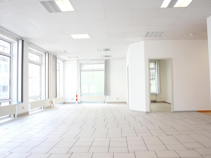großer Raum mit Schaufenstern